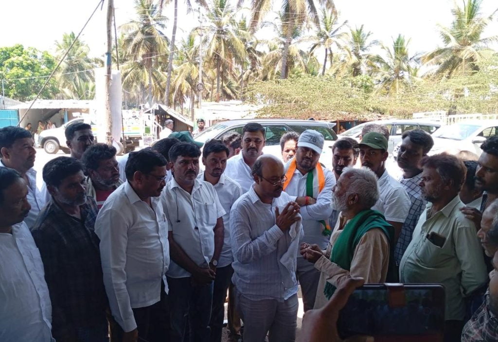 ജോലി നൽകിയില്ലെങ്കിൽ വോട്ടും നൽകില്ല; പ്രതിഷേധവുമായി ഷുഗർ ഫാക്ടറിക്കായി ഭൂമി നൽകിയവർ