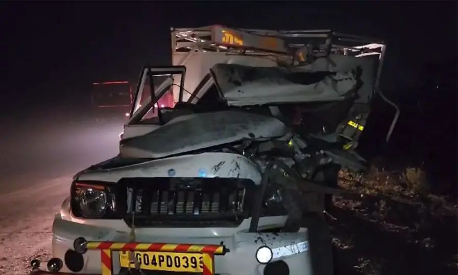 ചരക്ക് ലോറി മിനിട്രക്കുമായി കൂട്ടിയിടിച്ച് അപകടം; സ്ത്രീകളും കുട്ടികളുമടക്കം എട്ടു പേര് മരിച്ചു