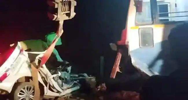 കാര്‍ ബസുമായി കൂട്ടിയിടിച്ച്‌ അപകടം; ഒരു കുടുംബത്തിലെ അഞ്ച് പേര്‍ക്ക് ദാരുണാന്ത്യം