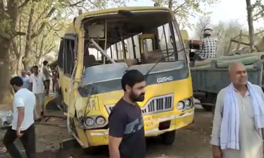 സ്‌കൂള്‍ ബസ് തലകീഴായി മറിഞ്ഞ് അപകടം; ആറ് കുട്ടികള്‍ മരിച്ചു