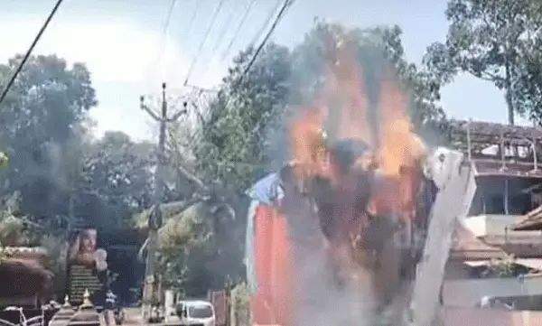 ഉത്സവ കെട്ടുകാഴ്ചയ്ക്കും വാഹനത്തിനും തീപിടിച്ചു