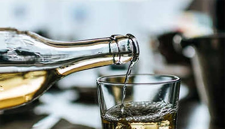 സംസ്ഥാനത്ത് പ്രീമിയം മദ്യത്തിൻ്റെ വില കുറയ്ക്കാൻ തീരുമാനം