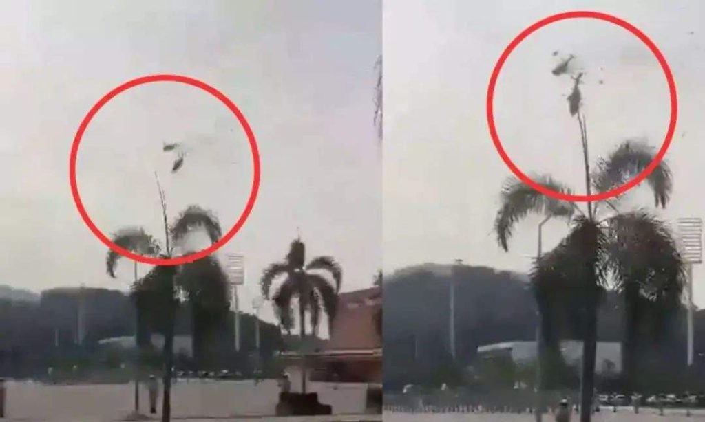 മലേഷ്യയില് നാവികസേനയുടെ ഹെലികോപ്റ്ററുകള് കൂട്ടിയിടിച്ച് അപകടം; 10 മരണം