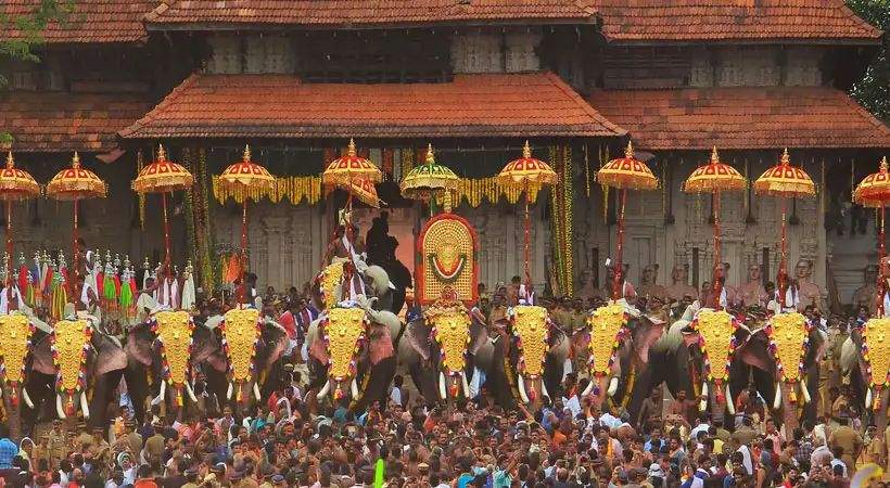 തൃശൂര്‍ പൂരം കൊടിയിറങ്ങി; പാറമേക്കാവ്, തിരുവമ്പാടി ഭഗവതിമാര്‍ ഉപചാരം ചൊല്ലി പിരിഞ്ഞു