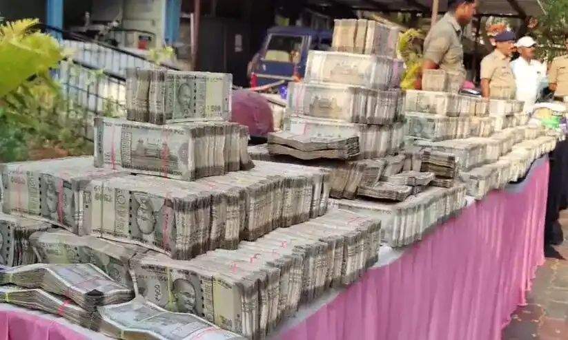 തിരഞ്ഞെടുപ്പ് റെയ്ഡ്: കര്‍ണാടകയില്‍ നിന്ന് 5.60 കോടിയും 5 കോടിയുടെ ആഭരണങ്ങളും പിടികൂടി