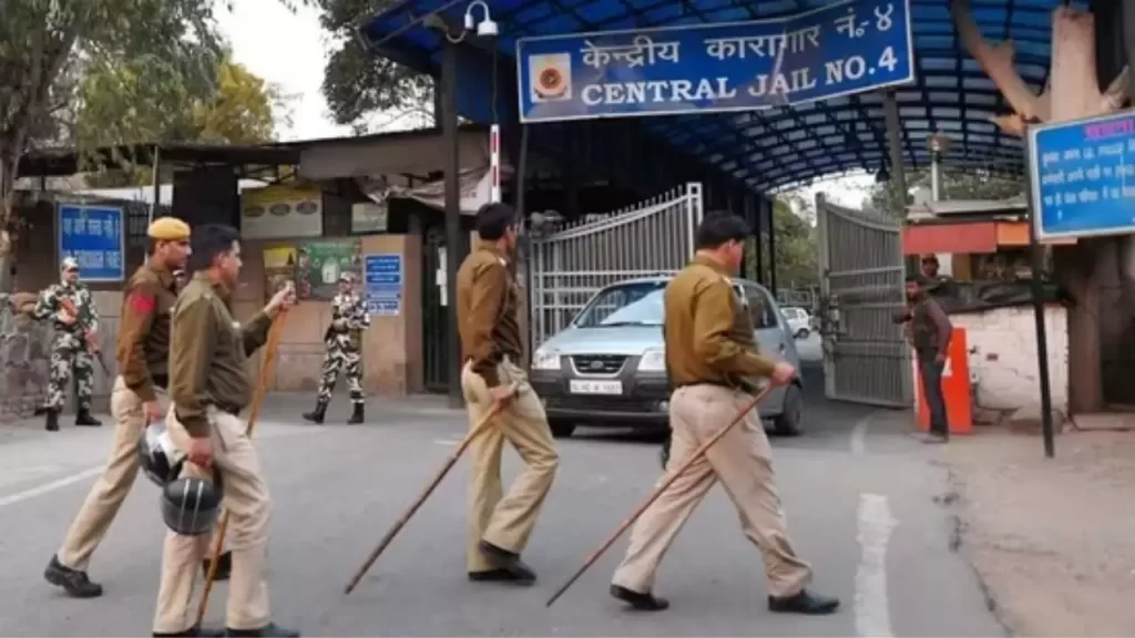 കെജ്രിവാളിനെ പാർപ്പിച്ചിരിക്കുന്ന ജയിലിൽ വൻ സുരക്ഷാ വീഴ്‌ച; തടവുകാർ മാരകായുധങ്ങളുമായി ജയിലിൽ ഏറ്റുമുട്ടി