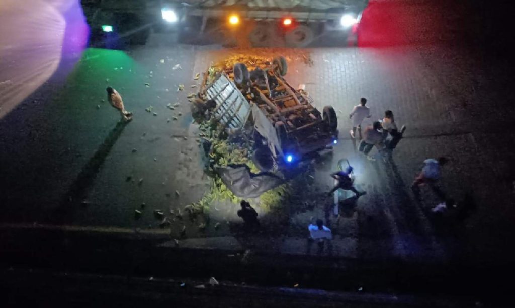 താമരശ്ശേരി ചുരത്തില്‍ അപകടം; പിക്കപ്പ് വാന്‍ നാലാം വളവില്‍ നിന്ന് രണ്ടാം വളവിലേക്ക് മറിഞ്ഞു