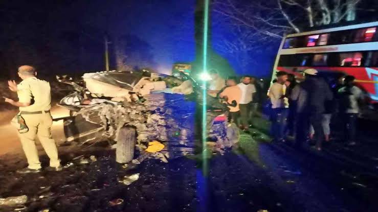 കാർ സ്വകാര്യ ബസുമായി കൂട്ടിയിടിച്ച് മൂന്ന് മരണം