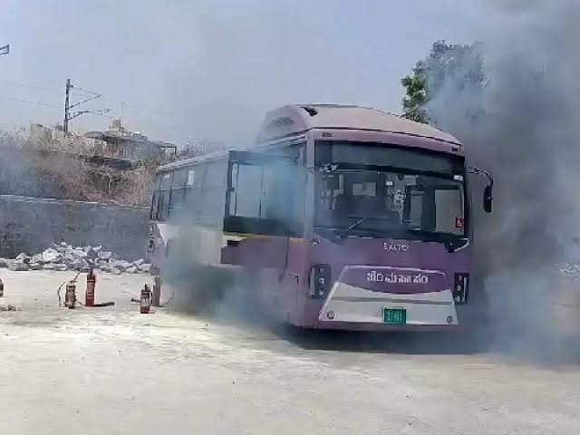 ബിഎംടിസിയുടെ ഇ-ബസിനു തീപിടിച്ചു