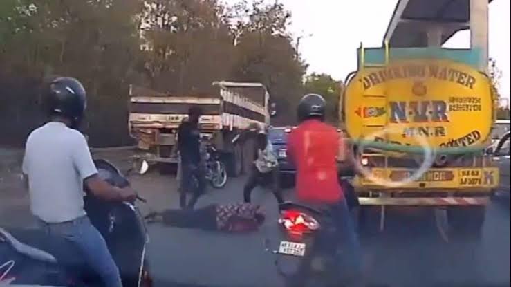 സഹപ്രവർത്തകനെ റോഡിൽ വെച്ച് ക്രൂരമായി മർദിച്ചു; അഞ്ച് പേർ അറസ്റ്റിൽ