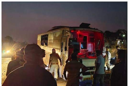 കർണാടകയിൽ സ്വകാര്യ ബസ് മറിഞ്ഞ് നാല് മരണം