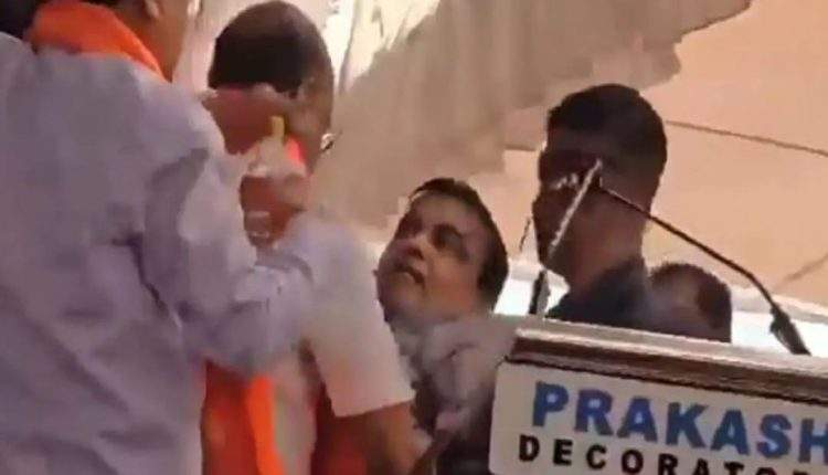 തിരഞ്ഞെടുപ്പ് റാലിക്കിടെ നിതിൻ ഗഡ്കരി കുഴ‍ഞ്ഞുവീണു