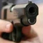 പാഴ്‌സല്‍ നല്‍കാനെന്ന വ്യാജേനെ വീട്ടിലെത്തി യുവതിക്ക് നേരെ വെടിവെപ്പ്