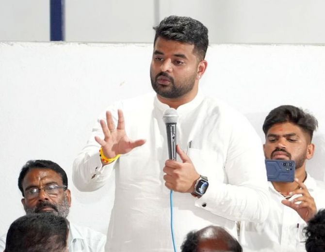 ലൈംഗികാരോപണം; പ്രജ്വലിനു രക്ഷപ്പെടാൻ വഴിയൊരുക്കിയത് ദേവഗൗഡയെന്ന് സിദ്ധരാമയ്യ