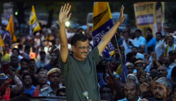 കെജ്രിവാൾ പുറത്തിറങ്ങി; ആഘോഷമാക്കി പ്രവർത്തകർ