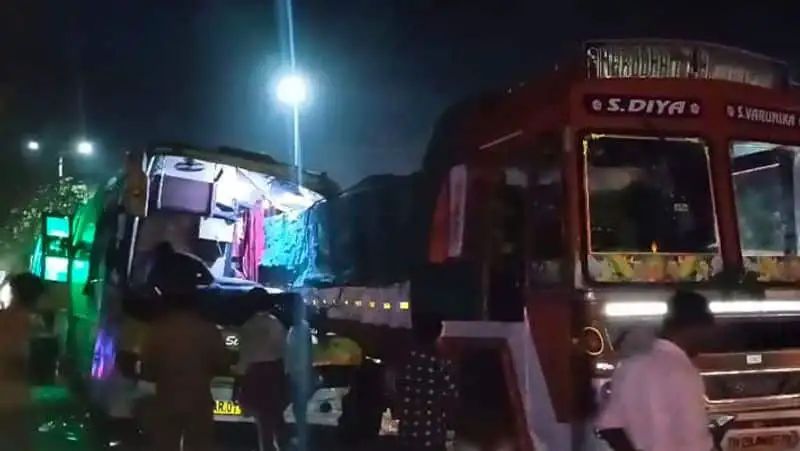 ലോറിക്ക് പിന്നില് ബസിടിച്ച് അപകടം; നാല് പേര് മരിച്ചു