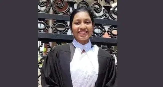 കെഎസ്ആര്ടിസി ബസിന്റെ പിന്ഭാഗം സ്കൂട്ടറില് തട്ടി അപകടം; അഭിഭാഷക മരിച്ചു