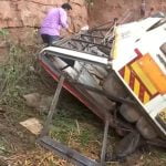 മിനി ഗുഡ്‌സ് വാഹനം മറിഞ്ഞ് 18 പേർ മരിച്ചു