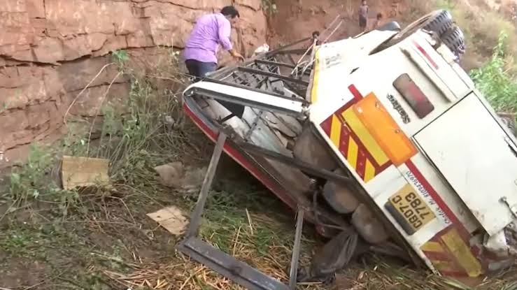 മിനി ഗുഡ്‌സ് വാഹനം മറിഞ്ഞ് 18 പേർ മരിച്ചു