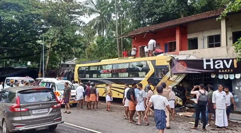 കടയിലേക്ക് ബസ് ഇടിച്ചുകയറി 10 പേര്ക്ക് പരുക്ക്; ബെംഗളൂരുവില് നിന്ന് കോഴിക്കോട്ടേക്ക് വന്ന സ്ലീപ്പർ ബസാണ് അപകടത്തില്പ്പെട്ടത്