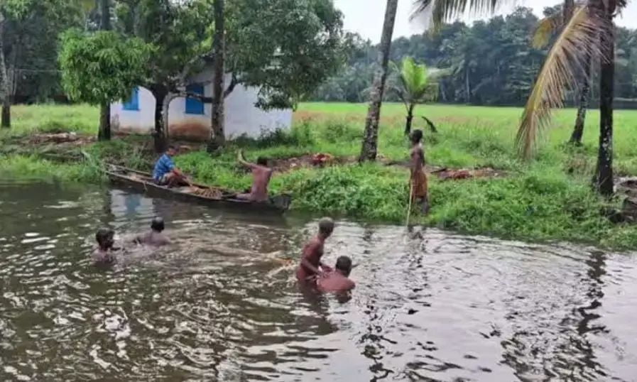 ഗൂഗിള് മാപ്പ് നോക്കി യാത്ര ചെയ്ത സംഘം സഞ്ചരിച്ച കാര് തോട്ടില് വീണു