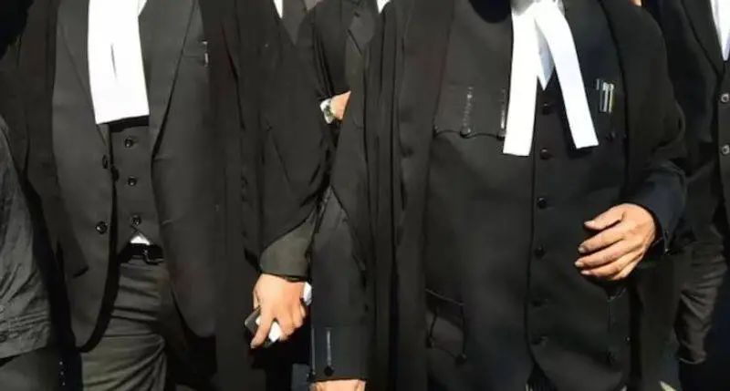 ചൂട് കടുക്കുന്നു; കറുത്ത ഗൗണ് ധാരണത്തിന് ഇളവ് തേടി അഭിഭാഷകര്