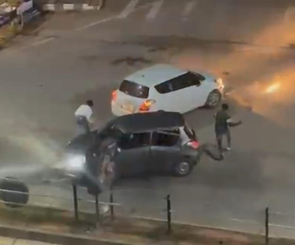 നടുറോഡിൽ കാറുകൾ കൊണ്ട് ഏറ്റുമുട്ടൽ; രണ്ട് പേർ അറസ്റ്റിൽ