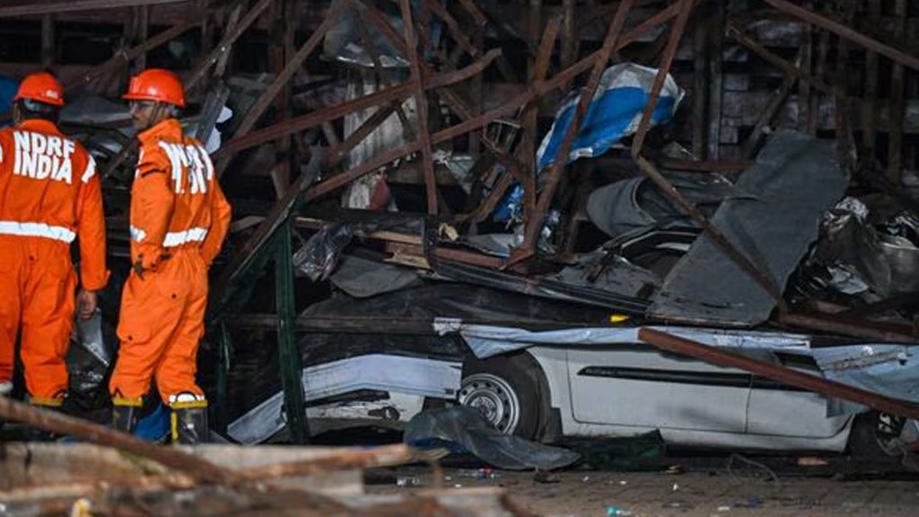 മുംബൈയില്‍ കൂറ്റന്‍ പരസ്യ ബോര്‍ഡ് തകര്‍ന്ന് വീണുണ്ടായ അപകടത്തില്‍ മരണം 14 ആയി