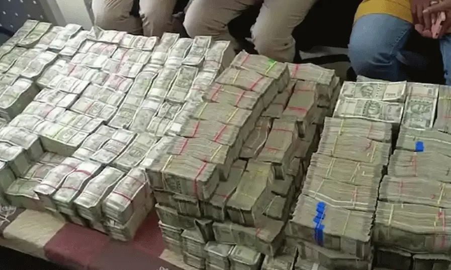 അപകടത്തില്പ്പെട്ട വാഹനത്തില് നിന്ന് ഏഴ് കോടി പിടിച്ചെടുത്തു