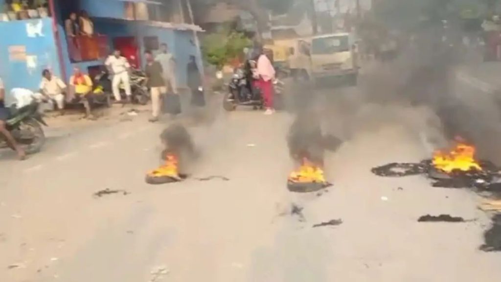 കാണാതായ മൂന്നുവയസുകാരന്റെ മൃതദേഹം സ്കൂളിന്റെ ഓടയില്; രോഷാകുലരായ നാട്ടുകാര് സ്കൂളിന് തീയിട്ടു