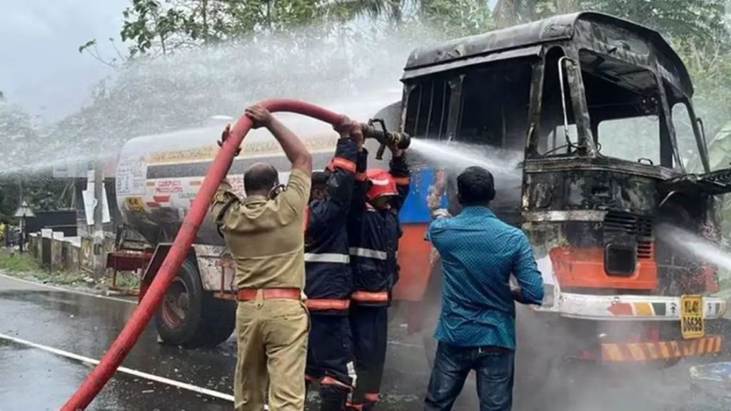 ഓടിക്കൊണ്ടിരുന്ന പെട്രോള്‍ ടാങ്കറിന് തീപിടിച്ചു