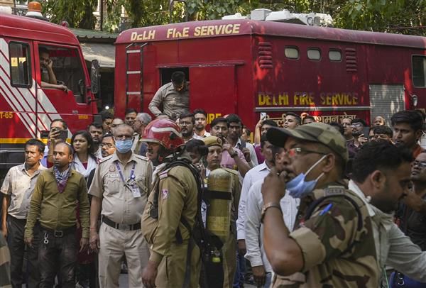 ഡല്ഹി ആദായ നികുതി വകുപ്പ് ഓഫീസില് തീപ്പിടുത്തം; ഒരാള് മരിച്ചു, ഏഴ് പേരെ രക്ഷപ്പെടുത്തി