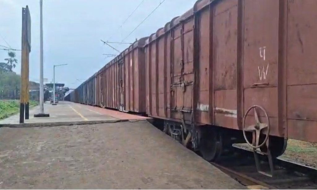 പാസഞ്ചർ വരേണ്ട പ്ലാറ്റ്‌ഫോമിൽ ഗുഡ്സ് ട്രെയിന്‍ നിര്‍ത്തിയിട്ട് ലോക്കോ പൈലറ്റ് ഇറങ്ങിപ്പോയി; വലഞ്ഞ് യാത്രക്കാർ