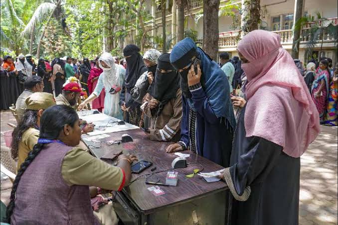 ഇന്ത്യ മുന്നണിയുടെ 8500 രൂപ വാഗ്ദാനം; അക്കൗണ്ട് തുറക്കാൻ പോസ്റ്റ്‌ ഓഫിസിൽ സ്ത്രീകളുടെ തിരക്ക്