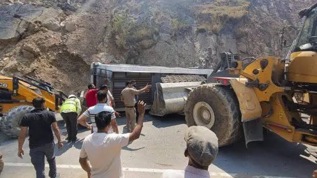 ഗംഗോത്രിയിലേക്കുള്ള ബസ് മറിഞ്ഞ് അപകടം; യാത്രക്കാർ രക്ഷപ്പെട്ടത് തലനാരിഴയ്ക്ക്