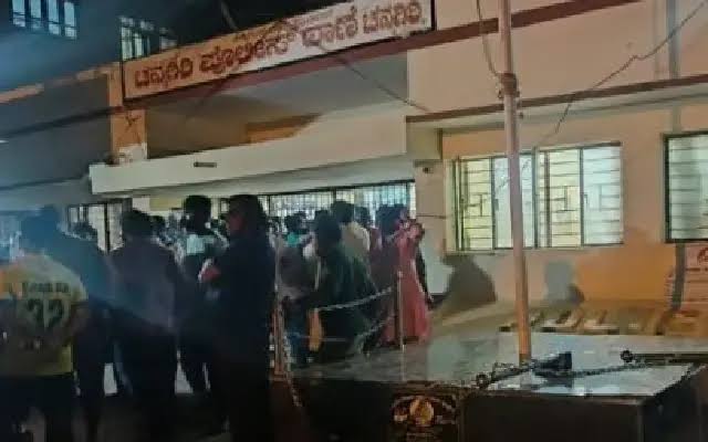 കസ്റ്റഡിയിലെടുത്ത യുവാവ് മരിച്ചു; പ്രതികാരമായി ആള്‍ക്കൂട്ടം പോലീസ് സ്‌റ്റേഷന്‍ കത്തിച്ചു