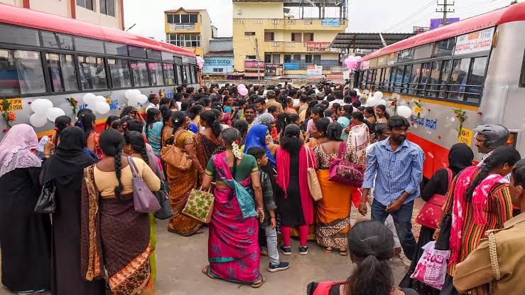 വിജയവഴിയിൽ ശക്തി സ്കീം; കർണാടക ബസുകളിൽ വനിതാ യാത്രക്കാർ വർധിക്കുന്നു