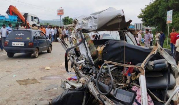 മെസ്കോം ലോറിയും ഒമ്നി വാനും കൂട്ടിയിടിച്ച് നാല് മരണം