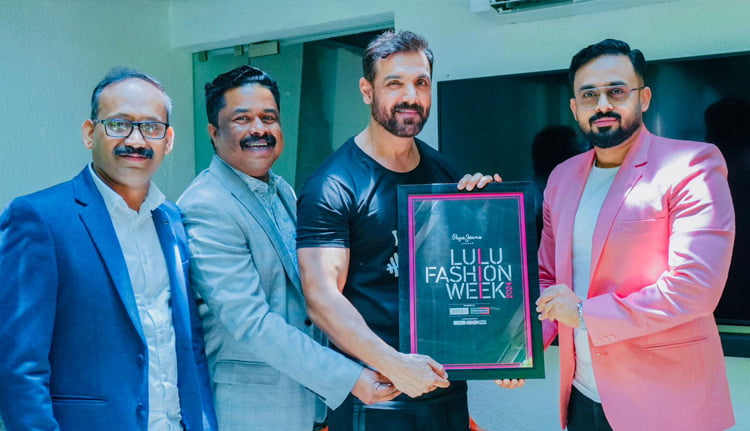 ലുലു ഫാഷൻ വീക്കിന് പാൻ ഇന്ത്യൻ തിളക്കം; ബോളിവുഡ് താരം ജോൺ എബ്രഹാം ഫാഷൻ വീക്കിന് തുടക്കം കുറിച്ചു