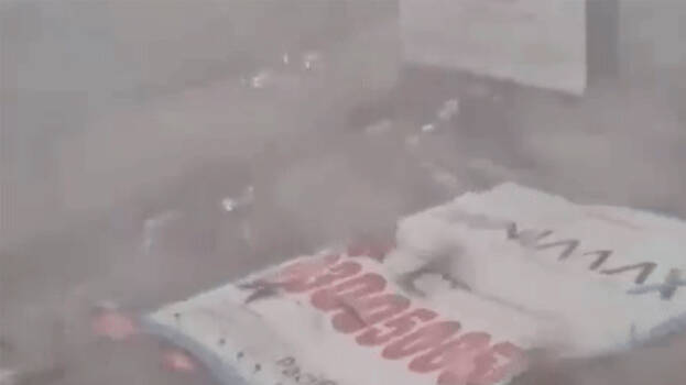 കാറ്റും മഴയും; കൂറ്റൻ പരസ്യബോർഡ് പമ്പിന് മുകളിലേക്ക് വീണ് നാല് മരണം, 59 പേർക്ക് പരിക്ക്