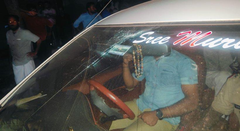 കാര് മോഷണക്കേസ് പ്രതിയെ പിടികൂടാനെത്തിയ പോലീസിനെ ആക്രമിച്ച് നാട്ടുകാര്; പ്രതി രക്ഷപ്പെട്ടു