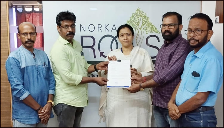 നന്മ മത്തിക്കരെ സമാഹരിച്ച ഇൻഷുറൻസ്- തിരിച്ചറിയൽ കാർഡിനുള്ള അപേക്ഷകൾ കൈമാറി