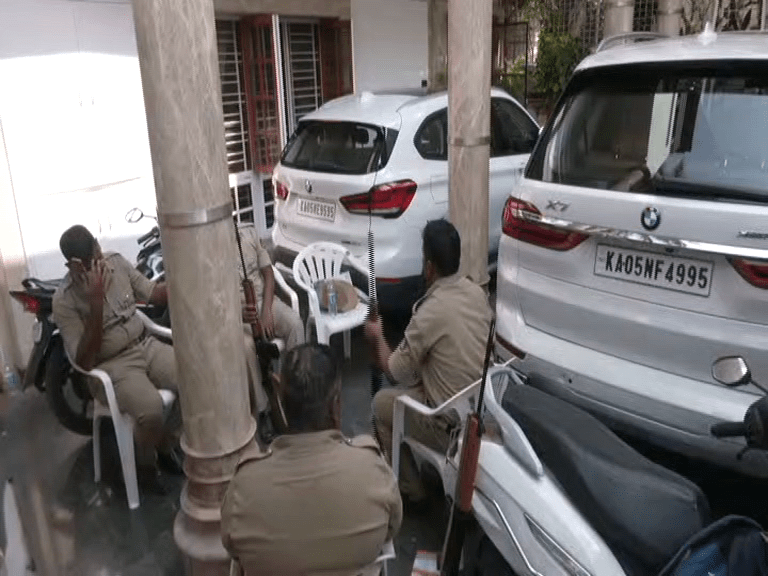 മുൻ കോൺഗ്രസ് എംഎൽസിയുടെ വീട്ടിൽ ആദായനികുതി വകുപ്പിന്റെ റെയ്ഡ്