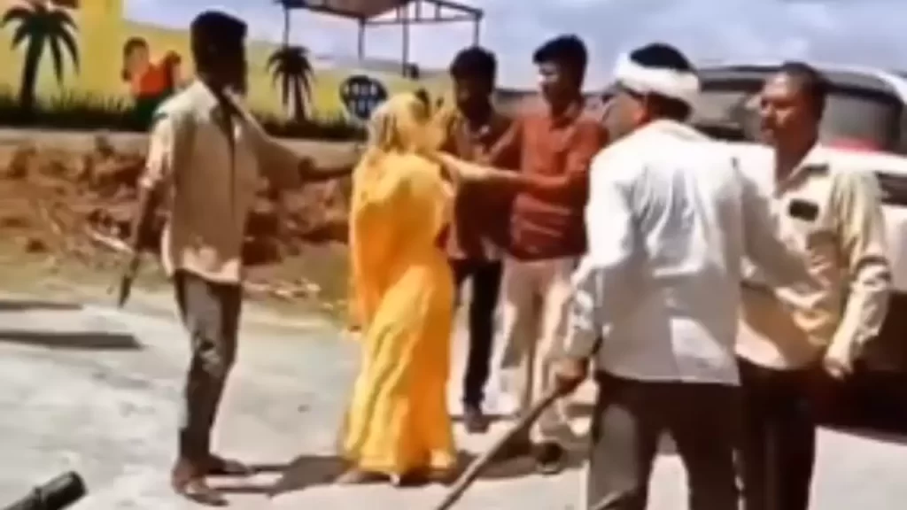 യുവതിയെ പട്ടാപ്പകൽ നടുറോഡിൽ സംഘം ചേർന്ന് ക്രൂരമായി മര്‍ദ്ദിച്ചു; വിഡിയോ വ്യാപകമായി പ്രചരിച്ചതോടെ ഒരാൾ പിടിയിൽ