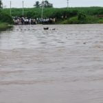 ട്രാക്ടർ നദിയിലേക്ക് മറിഞ്ഞ് അപകടം; 13 പേർക്കായി തിരച്ചിൽ