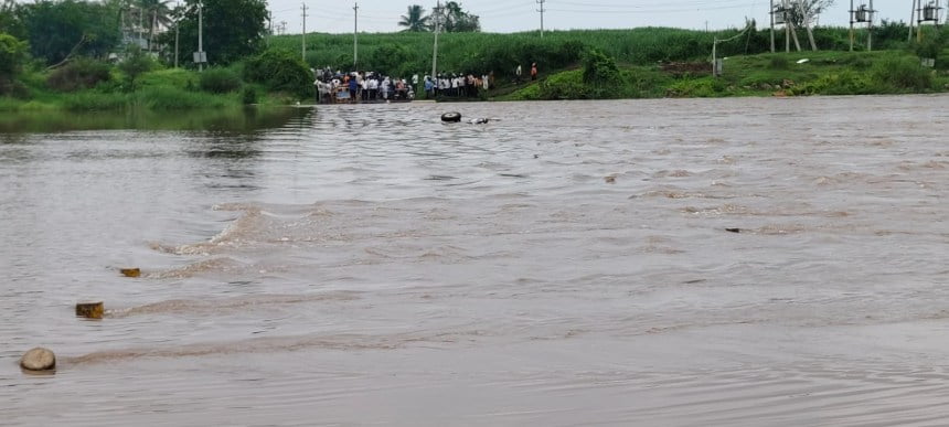 ട്രാക്ടർ നദിയിലേക്ക് മറിഞ്ഞ് അപകടം; 13 പേർക്കായി തിരച്ചിൽ