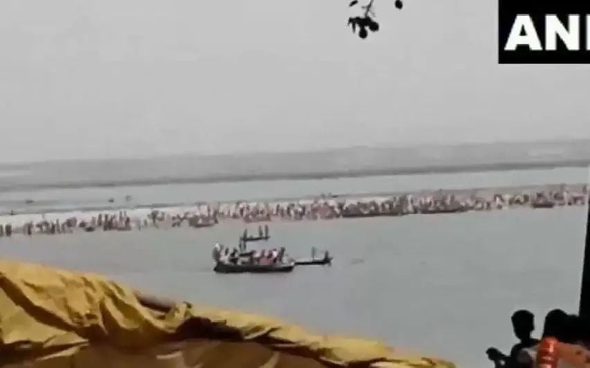 ഗംഗാനദിയില്‍ 17 പേര്‍ സഞ്ചരിച്ച ബോട്ട് മറിഞ്ഞ് അപകടം; ആറ്‌ പേരെ കാണാതായി