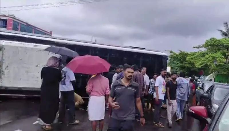 കൊച്ചിയില്‍ ബെംഗളൂരുവില്‍ നിന്നുള്ള സ്വകാര്യ ബസ് മറിഞ്ഞ് അപകടം; ബസിനടിയില്‍പെട്ട ബൈക്ക് യാത്രികന് ദാരുണാന്ത്യം
