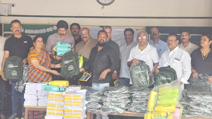 പഠനോപകരണങ്ങൾ വിതരണം ചെയ്തു