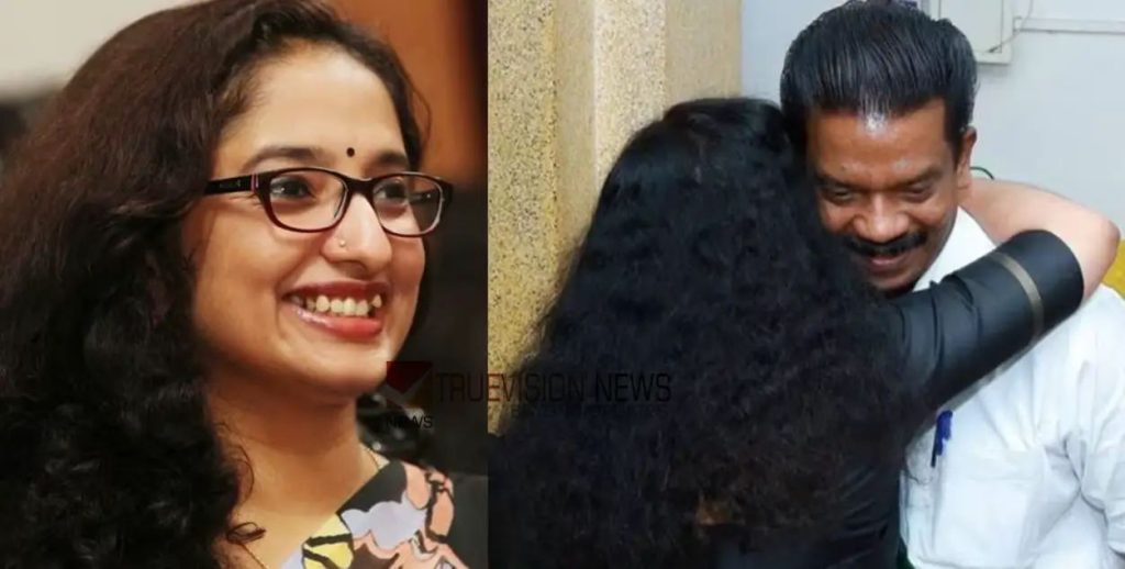 സ്നേഹത്തിന് പ്രോട്ടോക്കോള്‍ ഇല്ല, മുൻ മന്ത്രിയെ ആലിംഗനം ചെയ്തത് ഹൃദയത്തിന്‍റെ ഭാഷയില്‍; ദിവ്യ എസ് അയ്യര്‍
